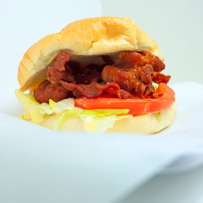 Tocino, Lechuga y Tomate (BLT) / Bacon, Lettuce & Tomato (BLT) Sandwich.